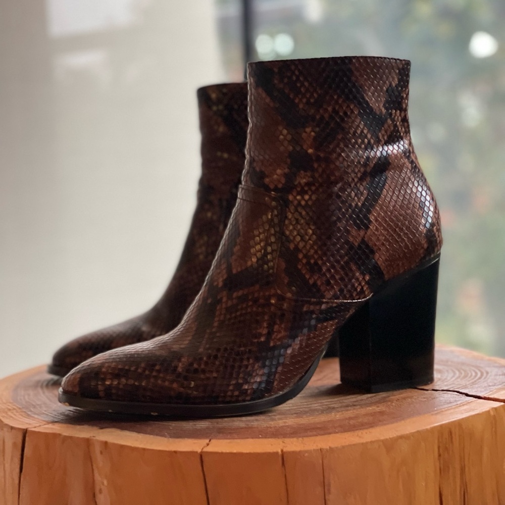 ZARA Woman Inner Side Zip  Snake Print Fashion  Booties